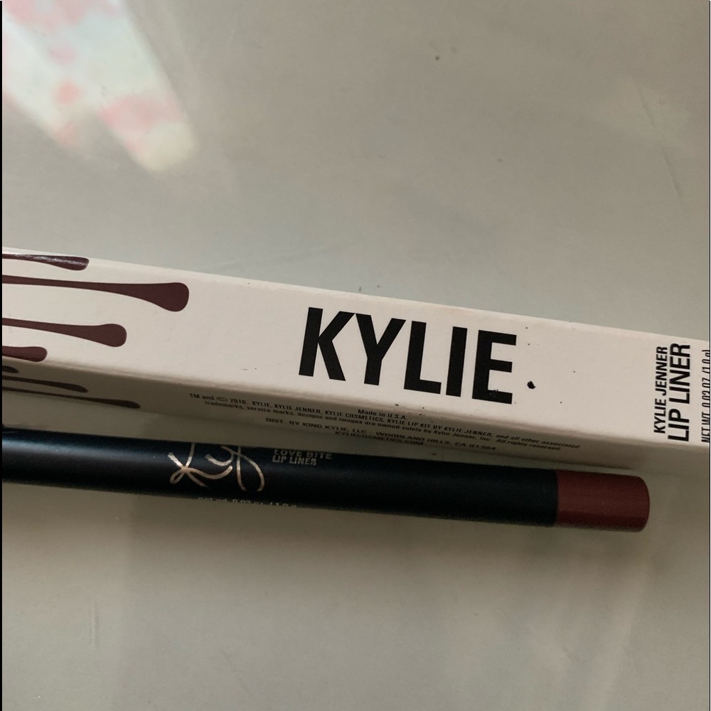 💙💙💙LIP LINER BY KYLIE COSMETICS 💕💕